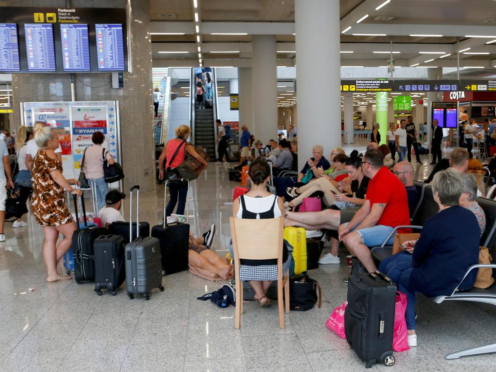 Pasajeros esperan en el aeropuerto de Mallorca tras la quiebra de Thomas Cook, este lunes