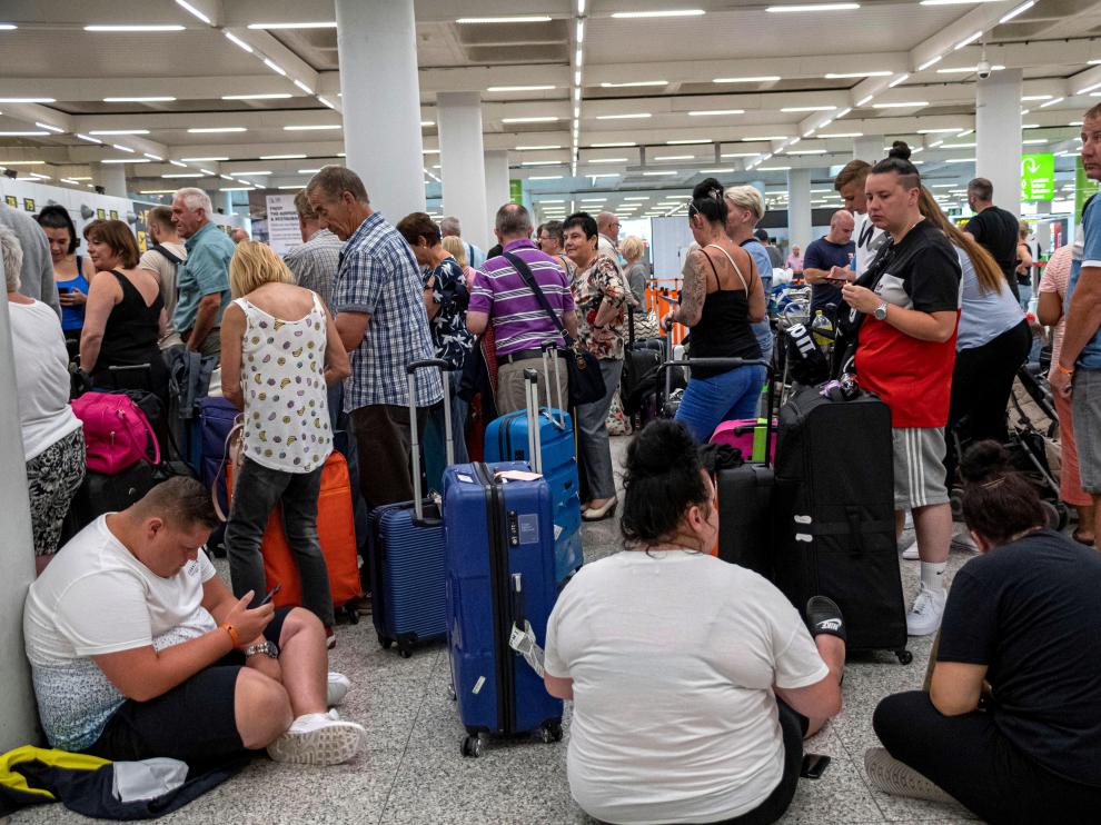 Turistas británicos esperan en el aeropuerto de Mallorca tras la quiebra de Thomas Cook, este lunes.