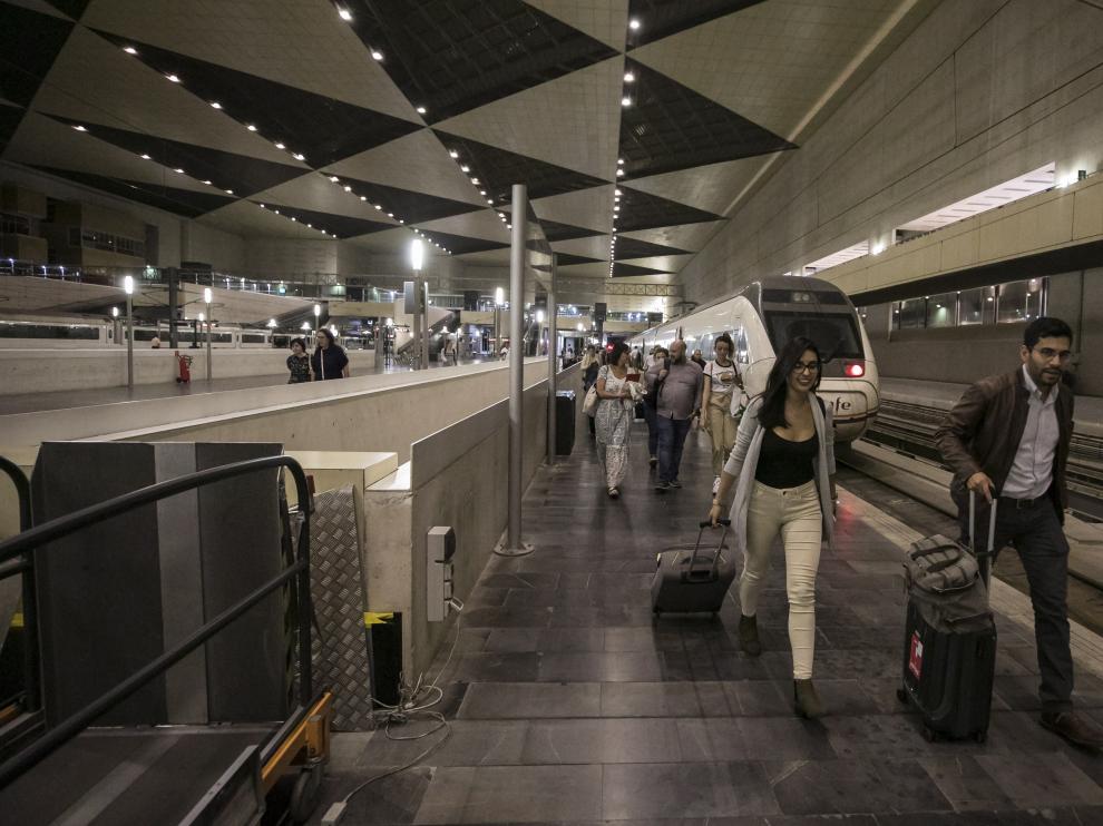 Unos pasajeros del AV City llegan a Zaragoza en el primer viaje del nuevo tren Alvia el pasado martes día 17.