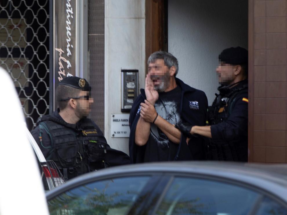 Uno de los detenidos, escoltado por la Guardia Civil