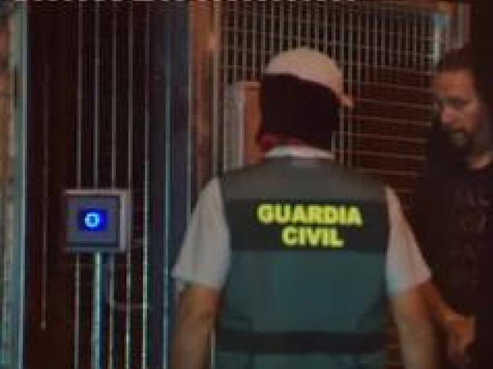 Primera noche en la comandancia de la Guardia Civil de Tres Cantos, Madrid, para siete de los nueve miembros de los CDR detenidos ayer en Barcelona. Dos de los arrestados han quedado en libertad con cargos. El resto pasará, en las próximas horas, a disposición de la Audiencia Nacional. Están investigados por terrorismo, rebelión y tenencia de explosivos.