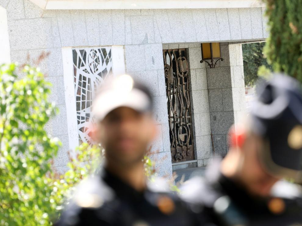 Agentes de la Policía Nacional panteón delante del panteón familiar de los Franco en el cementerio de Mingorrubio-El Pardo