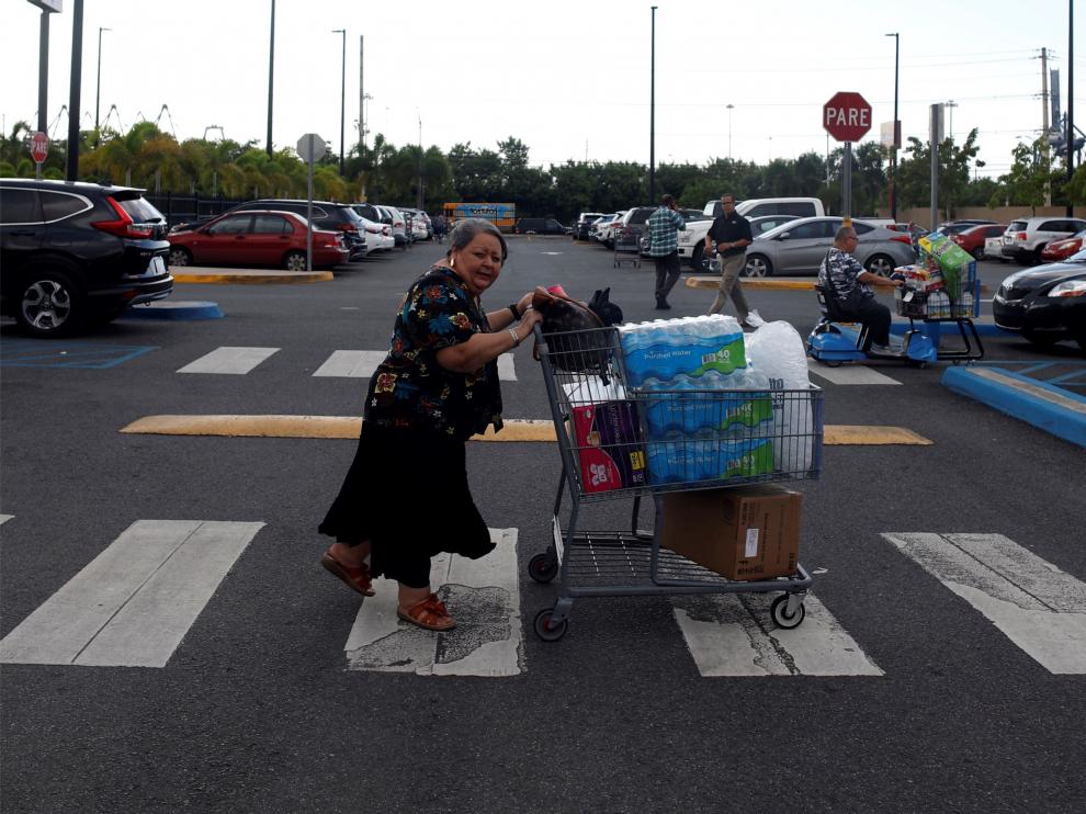Ciudadanos se abastecen de víveres, agua y comida, antes de la llegada de la tormenta a Puerto Rico.