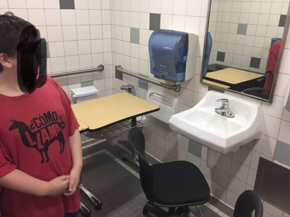 La escuela colocó el pupitre del pequeño con autismo en el baño.