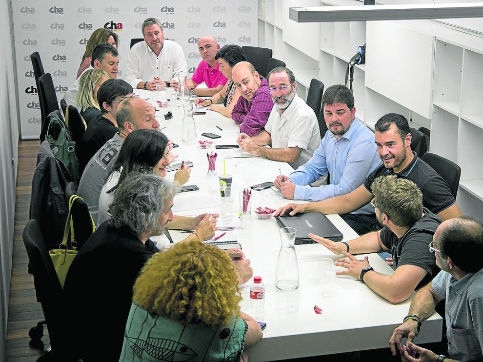 Soro (en el centro), durante el Consello Nazional de CHA celebrado en Zaragoza