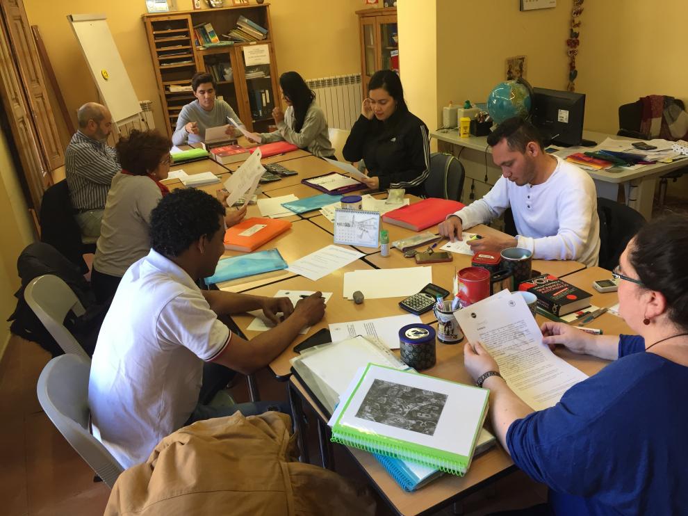 Un grupo de alumnos realizando tareas formativas.