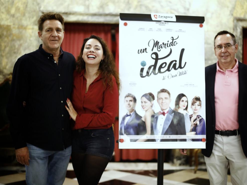 De izquierda a derecha, los actores Juanjo Artero y Ana Arias, y el adaptador del texto, Eduardo Galán.