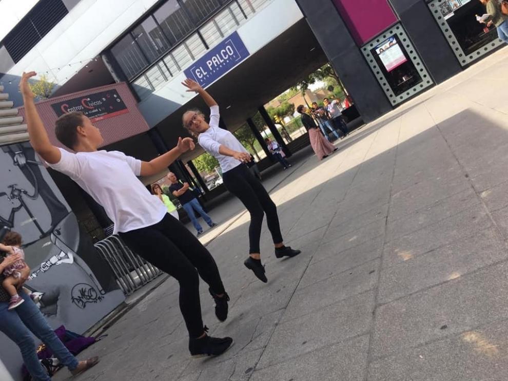 Dos jóvenes bailadores, momentos antes de entrar a la prueba previa del Certamen de Jota.