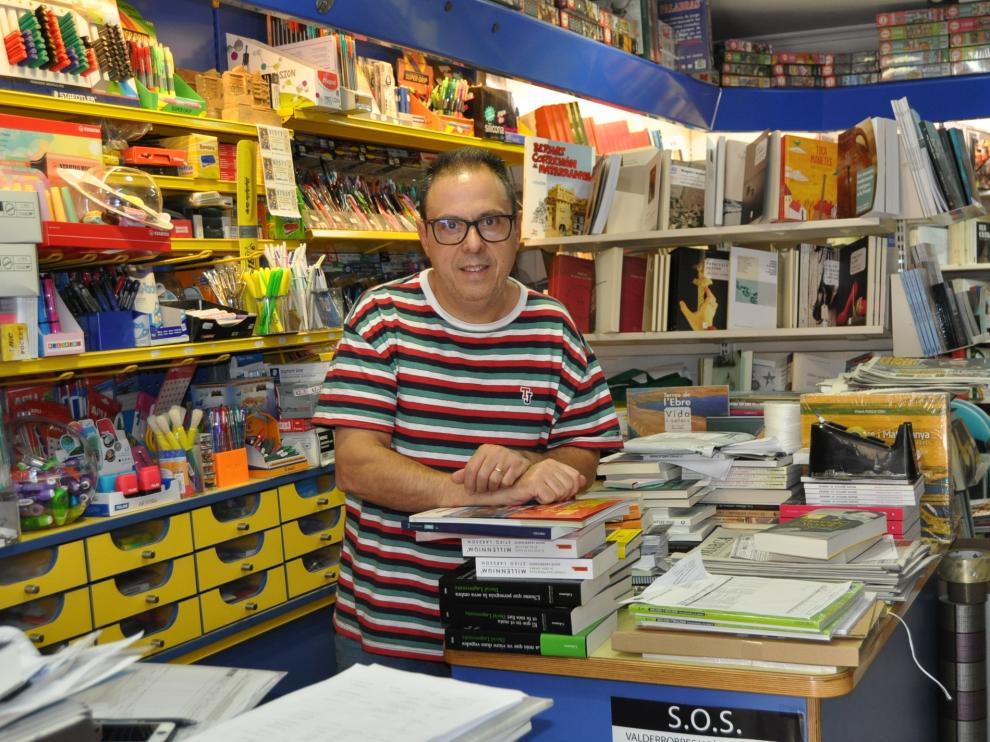 Octavio Serret, ayer, en el interior de su librería en Valderrobres.