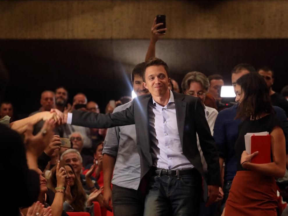 Errejón saludando a los presentes en el acto de Más Madrid