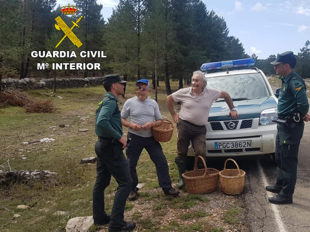 La Guardia Civil auxilia a cinco personas, entre ellas un menor, que se perdieron buscando setas.