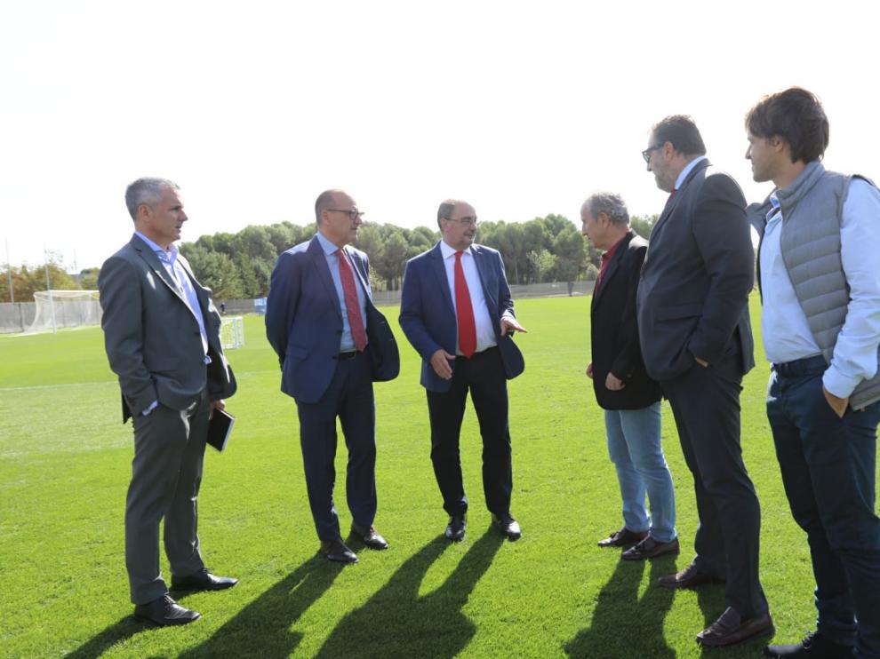 Javier Lambán, junto a Faci, De Diego, Petón, Torres y Ortas, en el IES Pirámide.