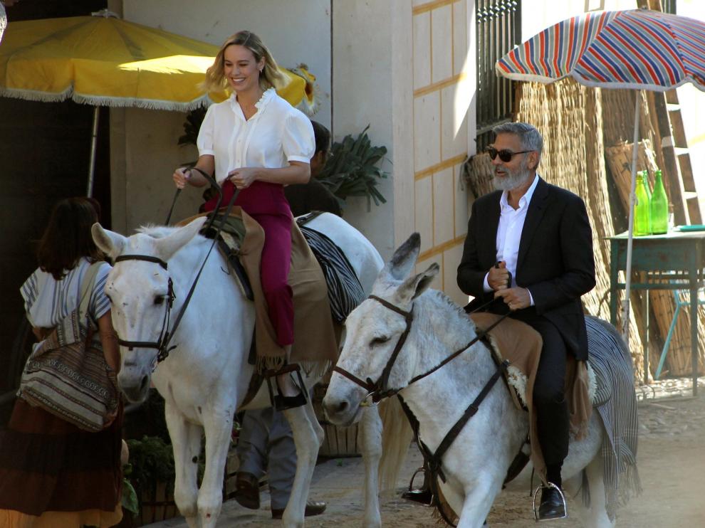 Larson y Clooney, de paseo por Navalcarnero.