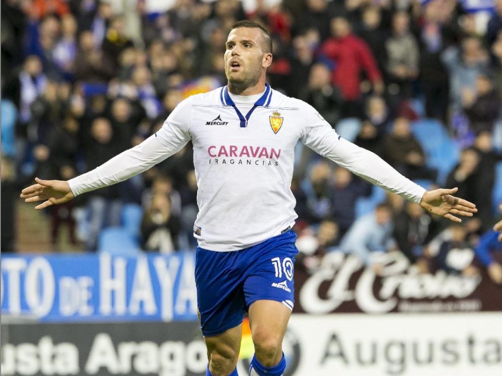 Alfredo Ortuño celebra un gol con el Real Zaragoza en La Romareda, en la media temporada que jugó con el equipo aragonés: la primera vuelta de la liga 2015-16. Era noviembre, contra la Ponferradina.