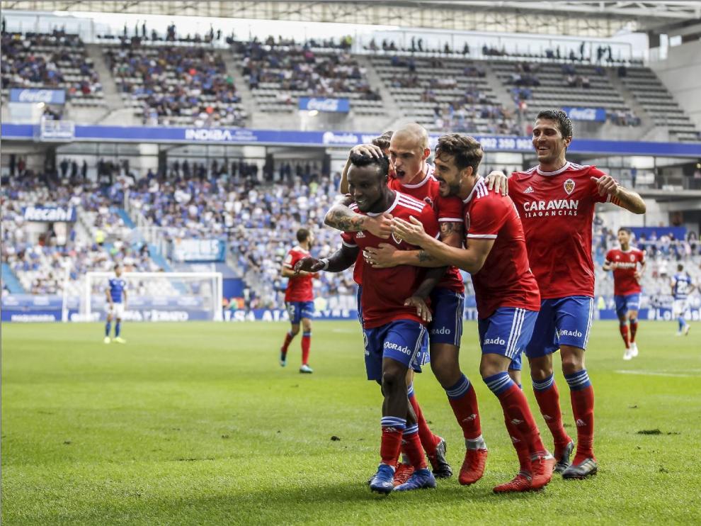 Igbekeme, Pombo, Ros, Zapater... el equipo zaragocista celebraba así el tercer gol anotado el año pasado en Oviedo (0-4 fue el marcador final), obra del nigeriano.
