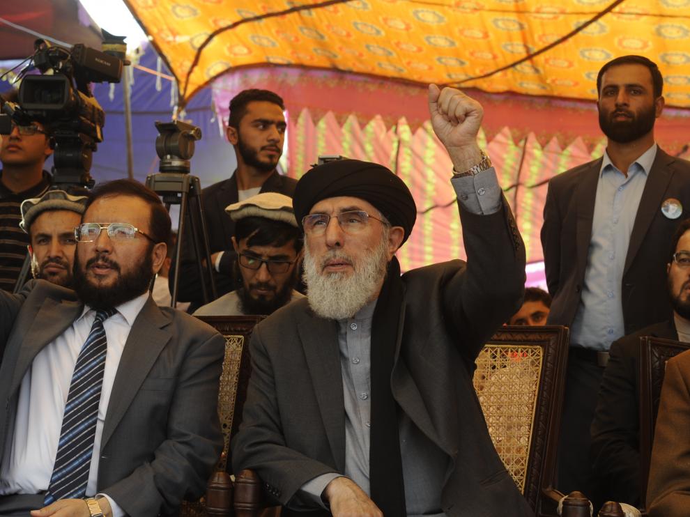 Hekmatyar levantando el puño