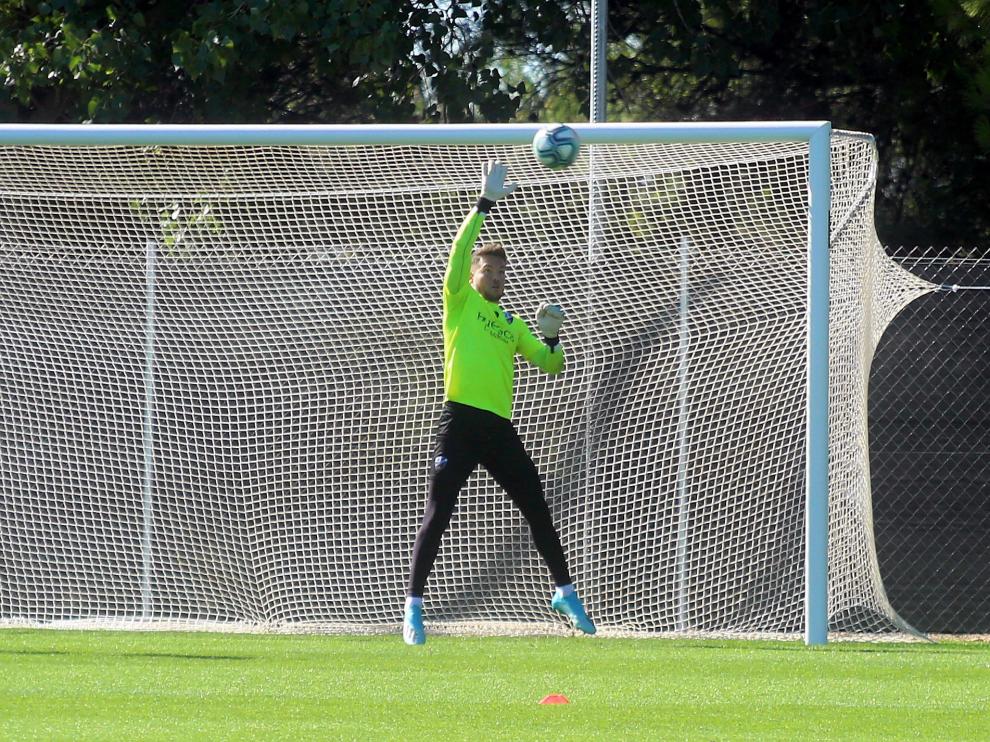 Álvaro Fernández realiza una parada en el entrenamiento de este jueves.