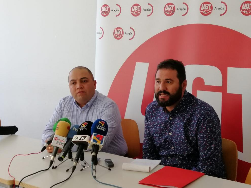 El trabajador de Glovo, Darwin Henríquez, junto a Rubén Ranz, coordinador de la plataforma Turespuestasindical.es del sindicato UGT