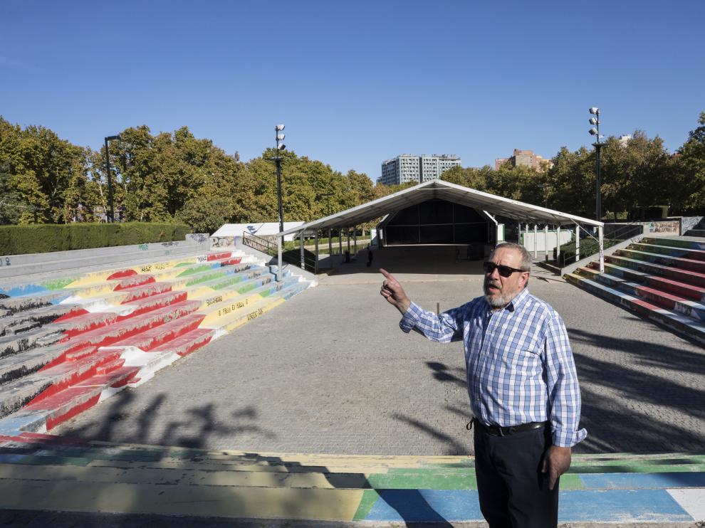 José Luis Zúñiga, presidente de la asociación de vecinos de Delicias Manuel Viola, en la carpa.