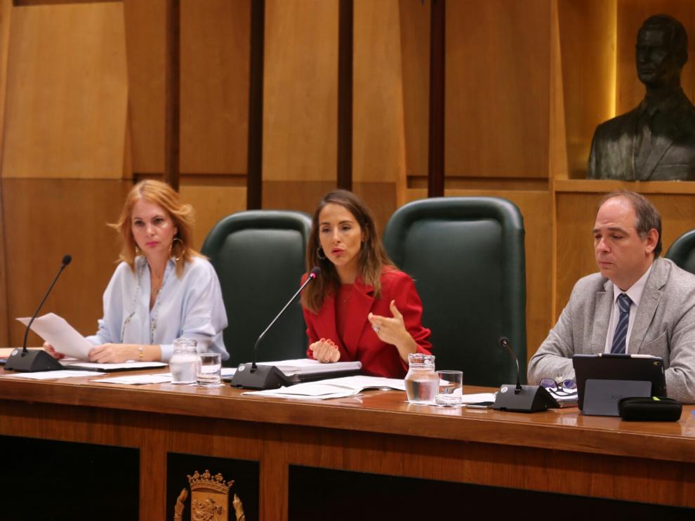 La concejala de Hacienda, María Navarro -en el centro-, durante la comisión de este jueves.