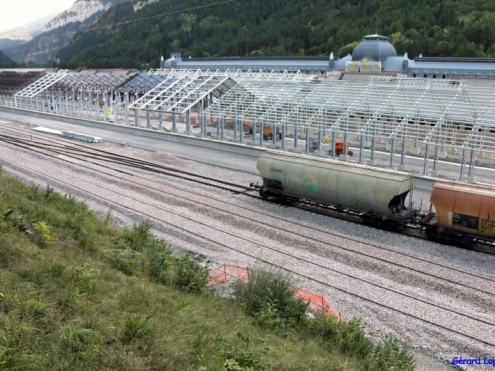 Imagen de la nueva estación de Canfranc en obras que tendrá un tejado de aluminio.