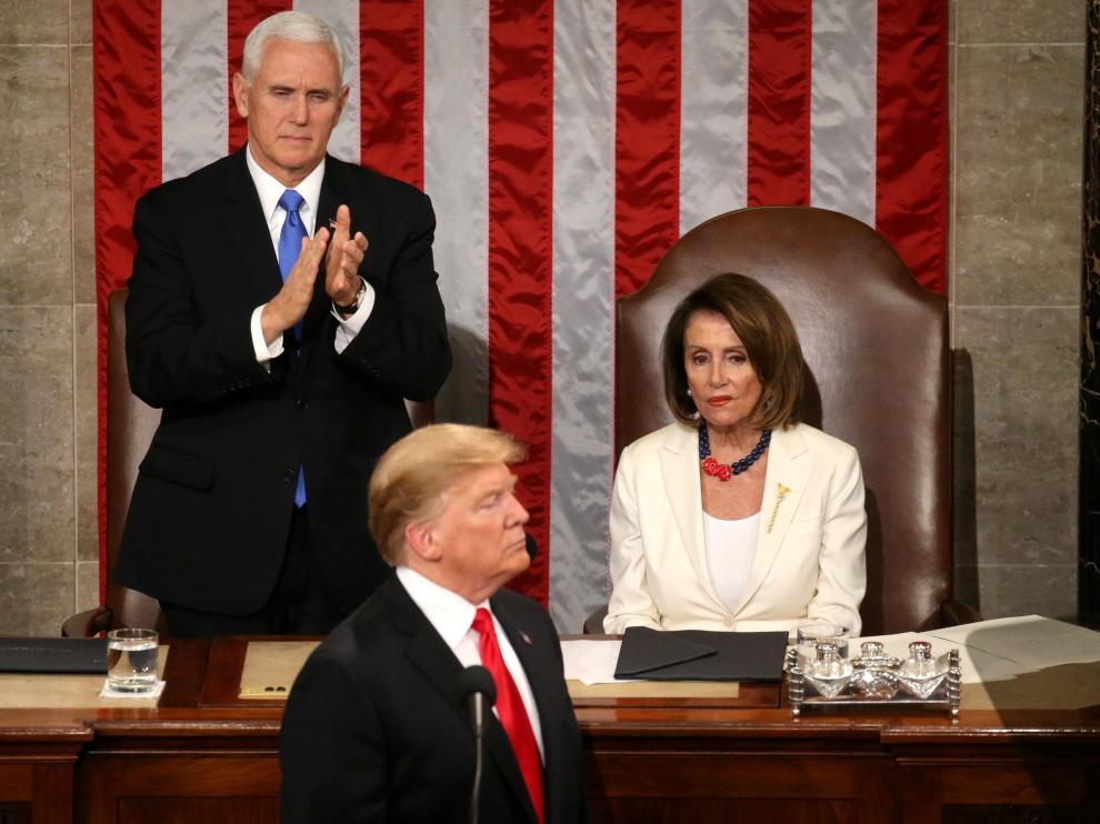 Mike Pence aplaude a Trump en presencia de Nancy Pelosy