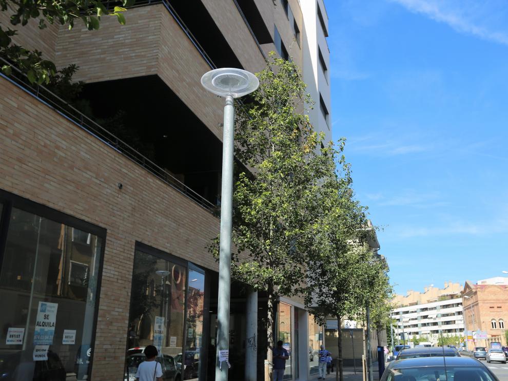 Una de las farolas renovadas con leds en la avenida Doctor Artero.