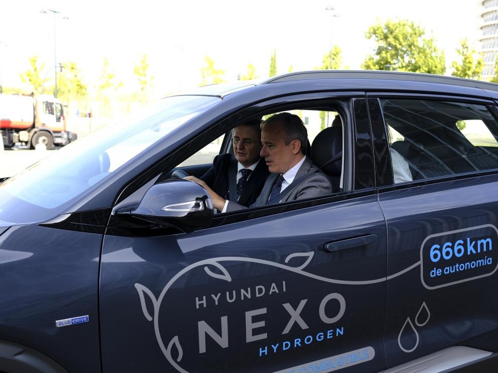El alcalde de Zaragoza, Jorge Azcón, al volante de un Nexo.