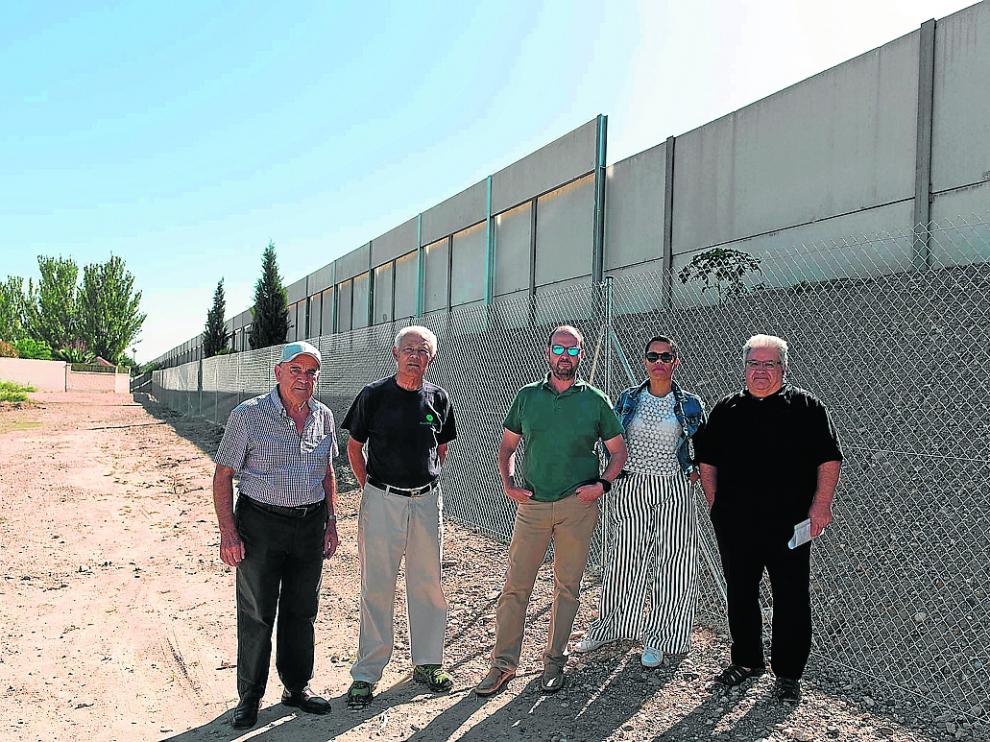 Varios vecinos de la urbanización Torreblanca, junto a las deficientes pantallas antirruido.
