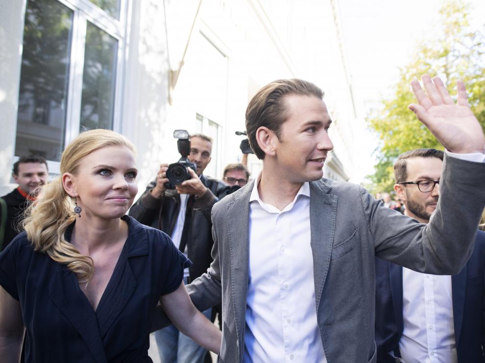 Vienna (Austria), 29/09/2019.- Sebastian Kurz (R), leader of Austrian People's Party (Oevp) and OeVP top candidate for the Austrian federal elections, and his girlfriend Susanne Thier (L) leave a polling station after casting their votes during the Austrian federal elections in Vienna, Austria, 29 September 2019. (Elecciones, Estados Unidos, Viena) EFE/EPA/CHRISTIAN BRUNA Austrian federal elections