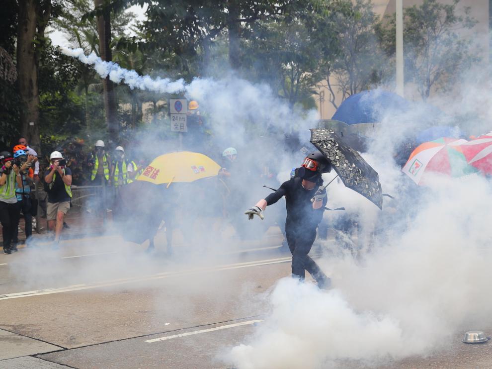 Hong Kong (China), 29/09/2019.- Anti-government protesters throw tear gas canisters back toward the police officers during a Global Anti Totalitarianism Rally in Hong Kong, China, 29 September 2019. Hong Kong has entered its fourth month of mass protests, originally triggered by a now suspended extradition bill to mainland China, that have turned into a wider pro-democracy movement. (Protestas) EFE/EPA/FAZRY ISMAIL Global anti-totalitarianism march in Hong Kong
