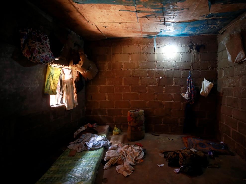 El interior de un edificio donde cientos de personas permanecían en cautiverio en Nigeria.