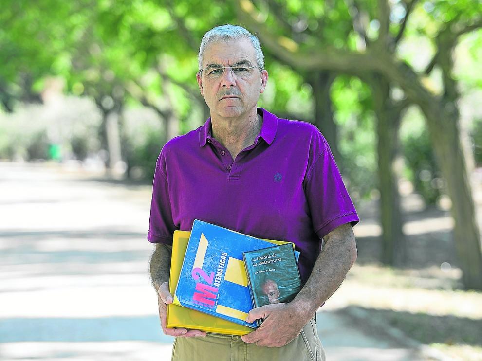Fernando de la Cueva, este lunes, con el libro de Matemáticas (azul) que ha repartido y otros materiales.