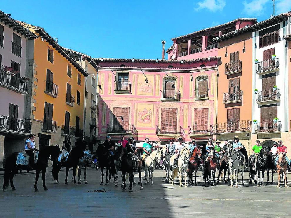 Un grupo de jinetes en la plaza Mayor de Graus, con motivo de una edición anterior de la feria.