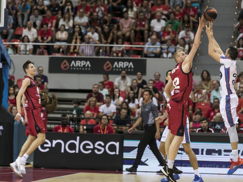 El islandés Hlinason tapona a Álvaro Muñoz, del Obradoiro.