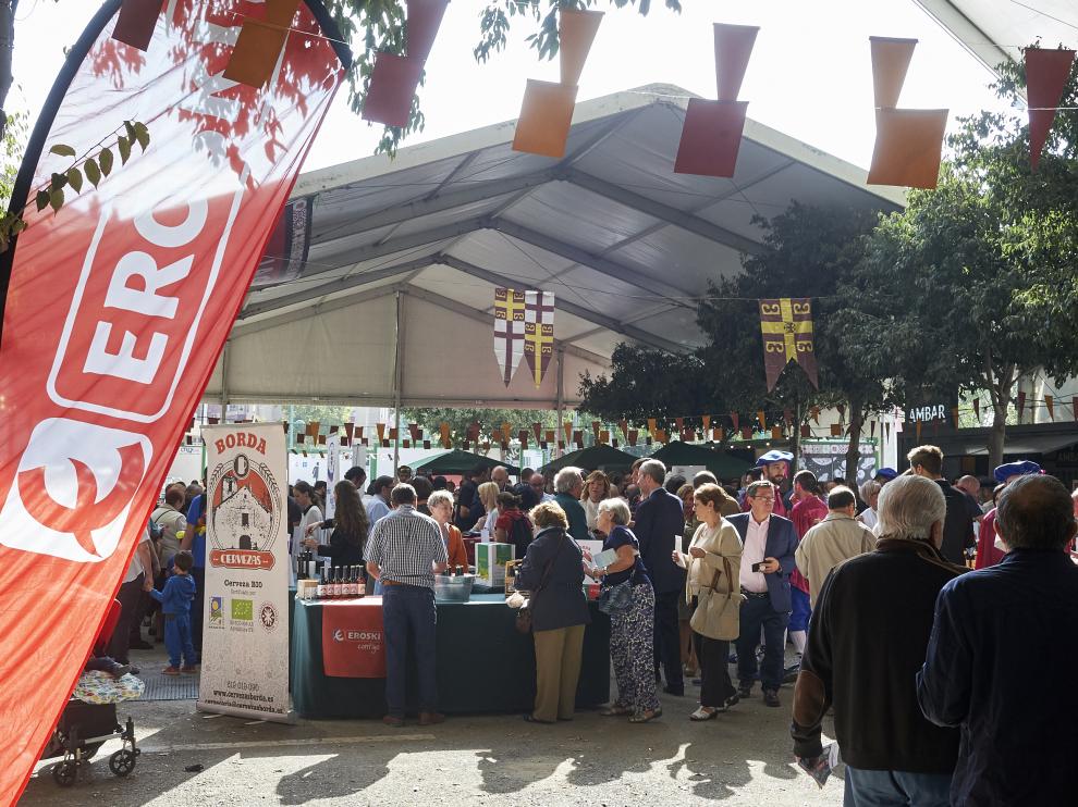 Vista general de la pasada edición de la Feria de Producto Local que organiza Eroski en la Carpa Aragón, situada en el parque de Macanaz.