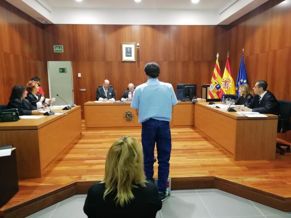 El acusado, Jorge L., delante de la acusada, Desiré A. (sentada), durante el juicio en la Audiencia.