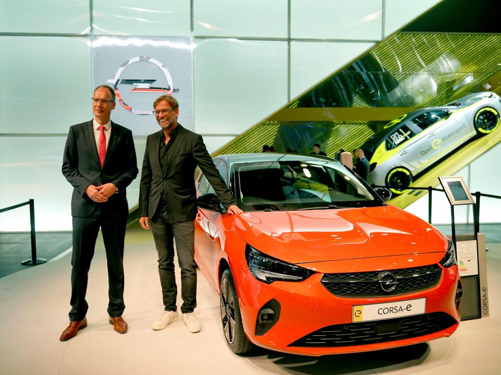 Michael Lohscheller y Jürgen Klopp, con el nuevo Corsa en el Salón de Fráncfort