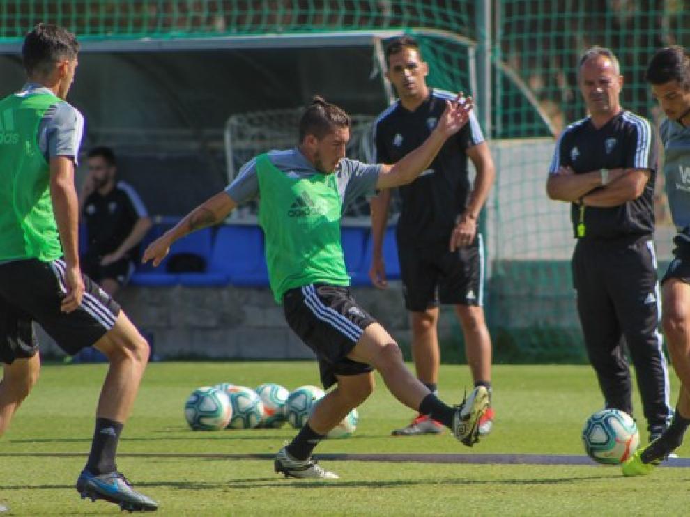 Álvaro Cervera, al fondo, observa un entrenamiento de su equipo.