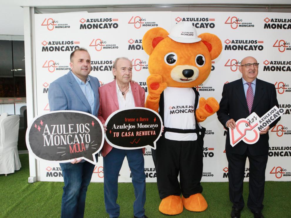 El gerente de Azulejos Moncayo, Roland Garrós, a la izquierda, en el photocall del evento.