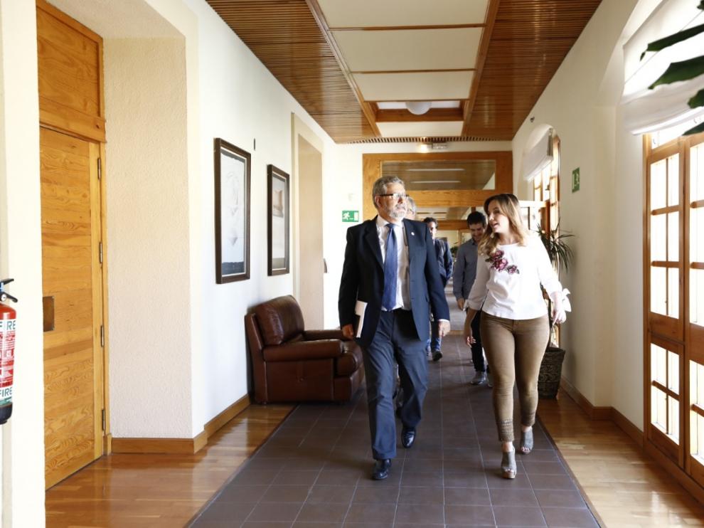 José Antonio Mayoral y Maru Díaz, en los pasillos del Pignatelli antes de comenzar la reunión.