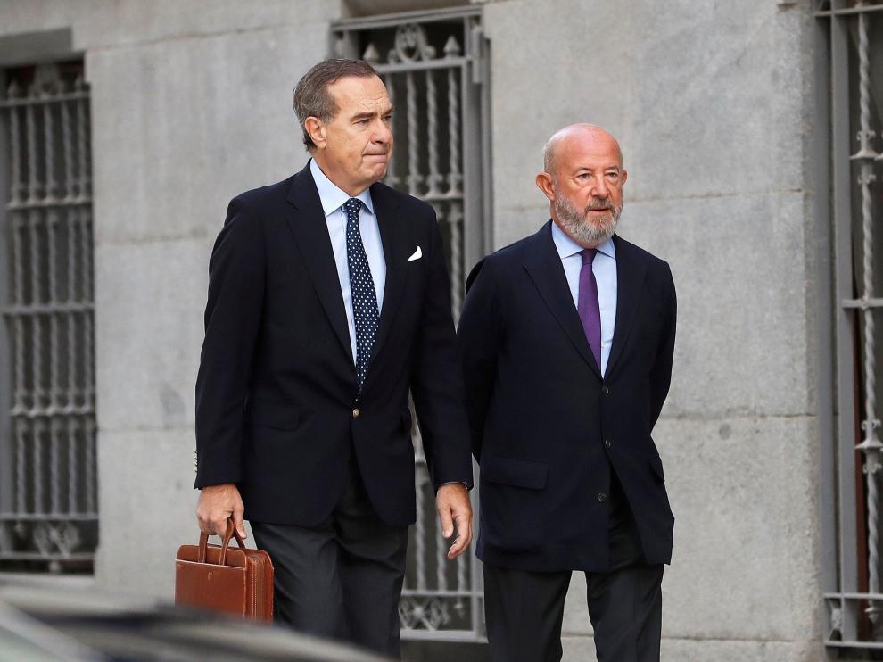 El expresidente del Banco Popular, Emilio Saracho (derecha), a su llegada a la Audiencia Nacional.