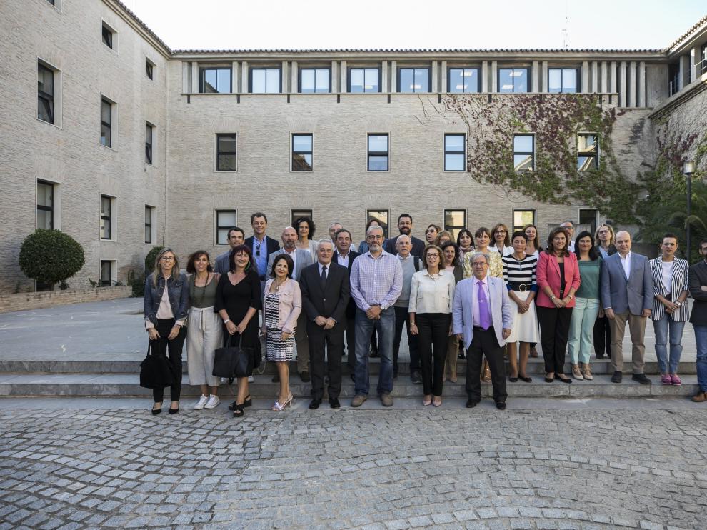 Las entidades del fórum se han hecho una foto de familia con representante políticos en La Aljafería.