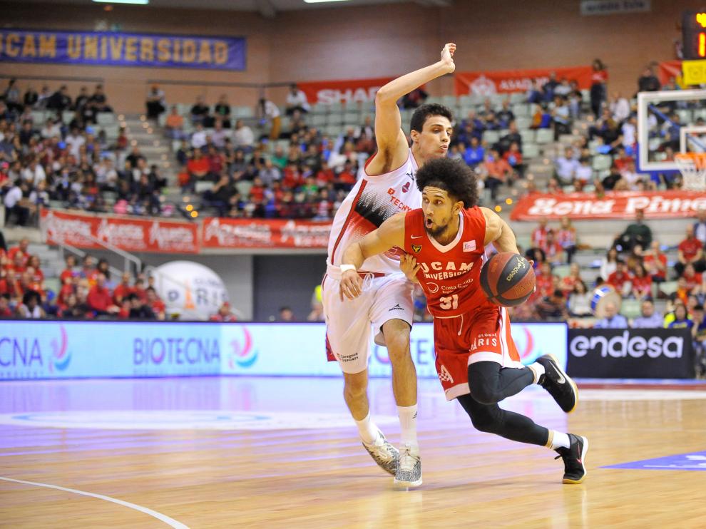 Carlos Alocén defiende a Askia Booker durante el UCAM Murcia-Casademont Zaragoza de la pasada temporada.