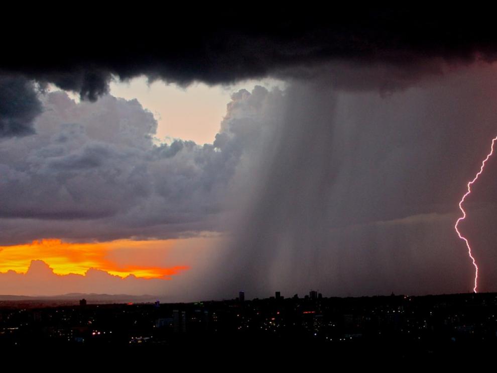 Foto de archivo de un rayo durante una tormenta