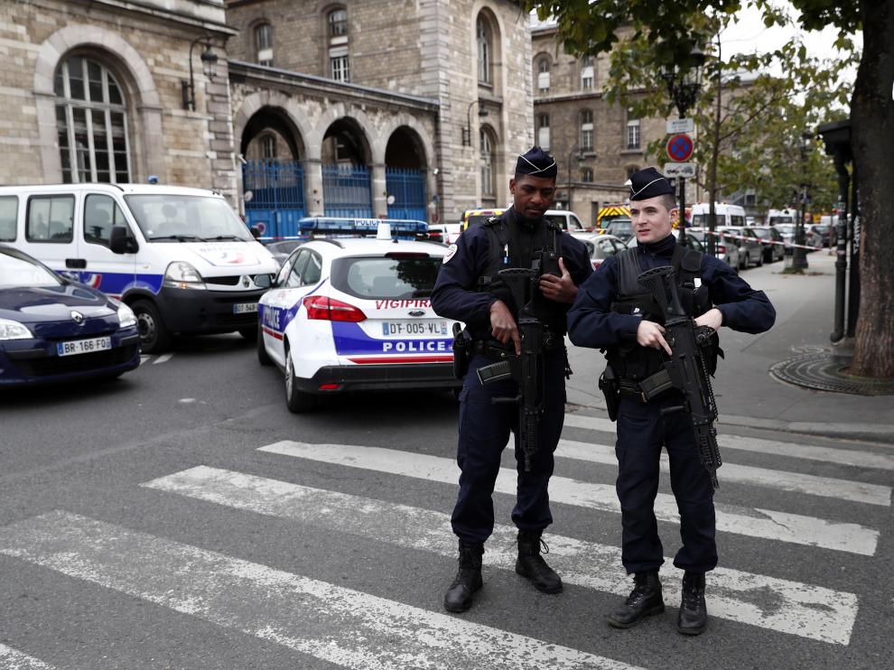 Paris (France), 03/10/2019.- French police and security forces establish a security perimeter near the police headquarters in Paris, France, 03 October 2019. According to reports, a man was killed after attacking officers with a knife. Two officers were injured in the incident. (Atentado, Francia) EFE/EPA/IAN LANGSDON Man killed after attacking police with knife in Paris