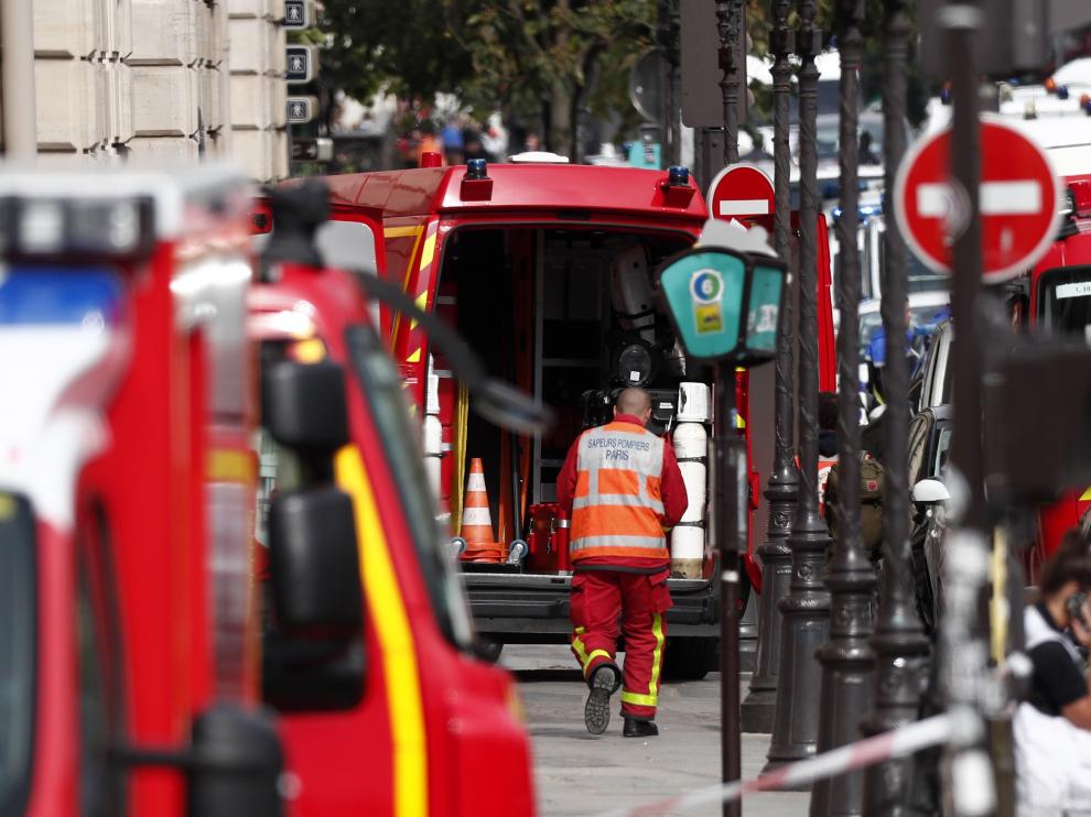Paris (France), 03/10/2019.- French police and security forces establish a security perimeter near the police headquarters in Paris, France, 03 October 2019. According to reports, a man was killed after attacking officers with a knife. Two officers were injured in the incident. (Atentado, Francia) EFE/EPA/IAN LANGSDON Man killed after attacking police with knife in Paris