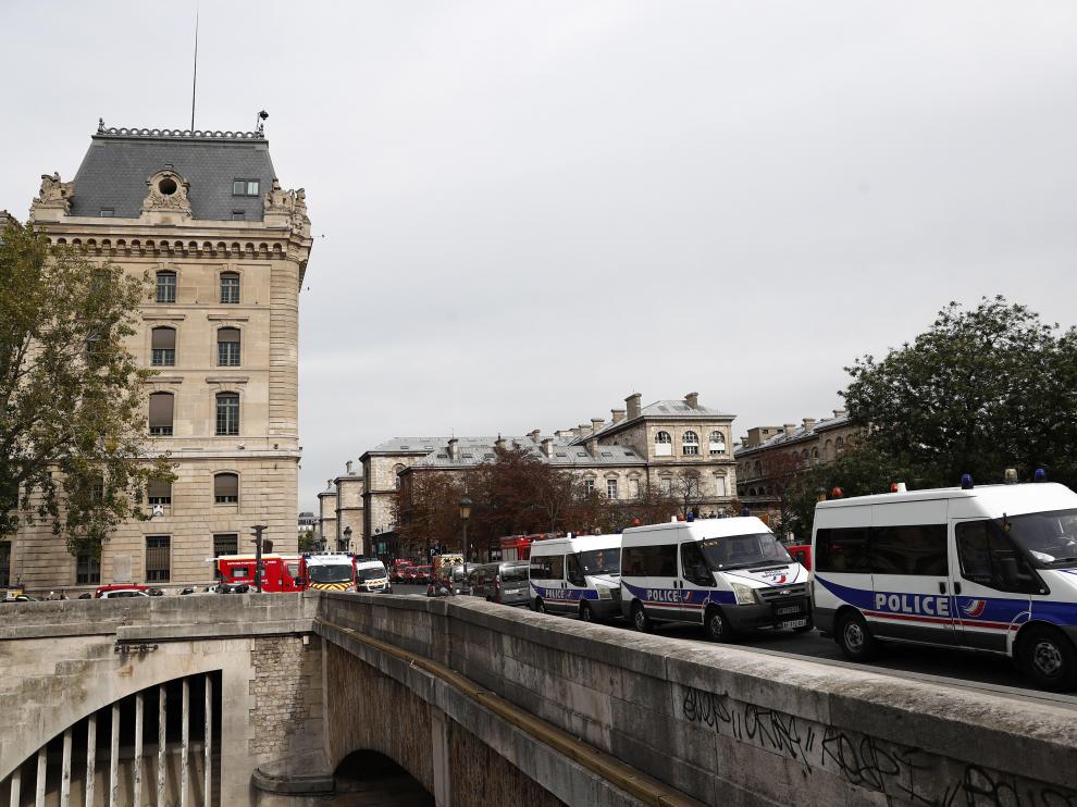 Paris (France), 03/10/2019.- French police and security forces establish a security perimeter near Paris police headquarters after a man has been killed after attacking officers with a knife in Paris, France, 03 October 2019. According to reports, at least two people are dead, five injured. (Atentado, Francia) EFE/EPA/IAN LANGSDON Man killed after attacking police with knife in Paris