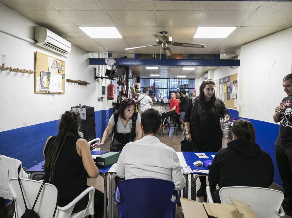 Últimos preparativos y repartos de entradas, ayer, en la peña El Rebullo
