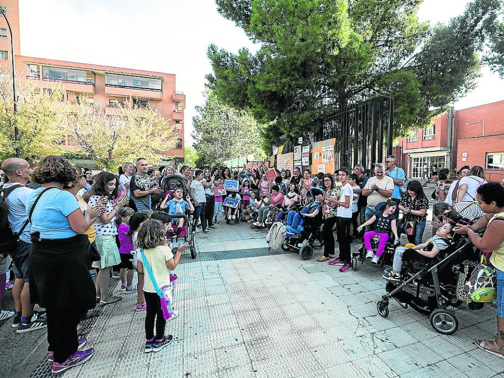 Protesta a las puertas del colegtio Alborada, el martes, a la que asistieron unas 200 personas.